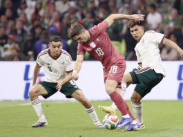 Carlos Rodríguez (i), de México, disputa un balón con Pedro Neto (c), de Portugal, durante el amistoso en el remodelado estadio Azteca, ahora llamado Banorte, de Ciudad de México. EFE/José Méndez
