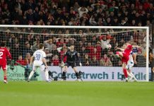 ¿Bosnia al Mundial 2026? El jugador de Gales Jordan James (3-d) en acción ante el portero de Bosnia Nikola Vasilj durante el partido de la repesca que han jugado Gales y Bosnia en Cardiff, Gales. EFE/EPA/DIMITRIS LEGAKIS