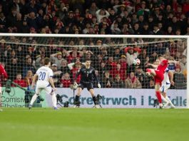 El jugador de Gales Jordan James (3-d) en acción ante el portero de Bosnia Nikola Vasilj durante el partido de la repesca que han jugado Gales y Bosnia en Cardiff, Gales. EFE/EPA/DIMITRIS LEGAKIS