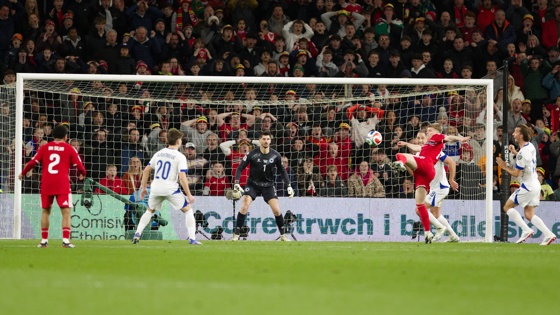 1-1. Los penaltis llevan a Bosnia a la cita con Italia por el Mundial El jugador de Gales Jordan James (3-d) en acción ante el portero de Bosnia Nikola Vasilj durante el partido de la repesca que han jugado Gales y Bosnia en Cardiff, Gales. EFE/EPA/DIMITRIS LEGAKIS