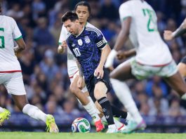 Lionel Messi, de Argentina, controla el balón en un partido amistoso ante Mauritania en el estadio La Bombonera, en Buenos Aires. EFE/Juan Ignacio Roncoroni