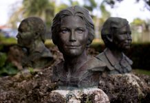 A un siglo del nacimiento de Minerva Mirabal Fotografía que muestra las esculturas de la abogada y activista Minerva Mirabal y sus hermanas este martes, en la Casa Museo Hermanas Mirabal en Salcedo (República Dominicana). EFE/ Orlando Barría