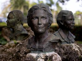 Fotografía que muestra las esculturas de la abogada y activista Minerva Mirabal y sus hermanas este martes, en la Casa Museo Hermanas Mirabal en Salcedo (República Dominicana). EFE/ Orlando Barría