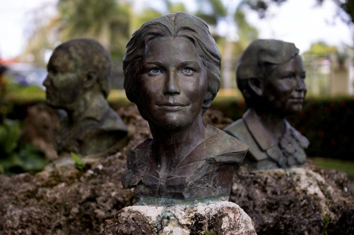 Un siglo del nacimiento de Minerva Mirabal, símbolo mundial de la lucha de las mujeres Fotografía que muestra las esculturas de la abogada y activista Minerva Mirabal y sus hermanas este martes, en la Casa Museo Hermanas Mirabal en Salcedo (República Dominicana). EFE/ Orlando Barría