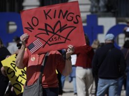 People attend a 'No Kings' rally in Porto, Portugal, 28 March 2026. EFE/EPA/MANUEL FERNANDO ARAUJO