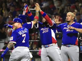 Jugadores de Puerto Rico celebran este viernes el triunfo por 5-0 sobre Colombia en partido de la primera jornada del Grupo A del VI Clásico Mundial de Béisbol jugado en el estadio Hiram Bithorn de San Juan. EFE/ Thais Llorca