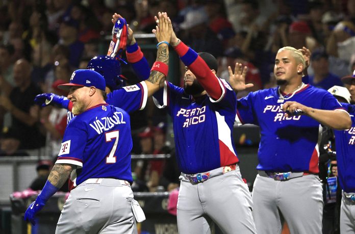 Jugadores de Puerto Rico celebran este viernes el triunfo por 5-0 sobre Colombia en partido de la primera jornada del Grupo A del VI Clásico Mundial de Béisbol jugado en el estadio Hiram Bithorn de San Juan. EFE/ Thais Llorca