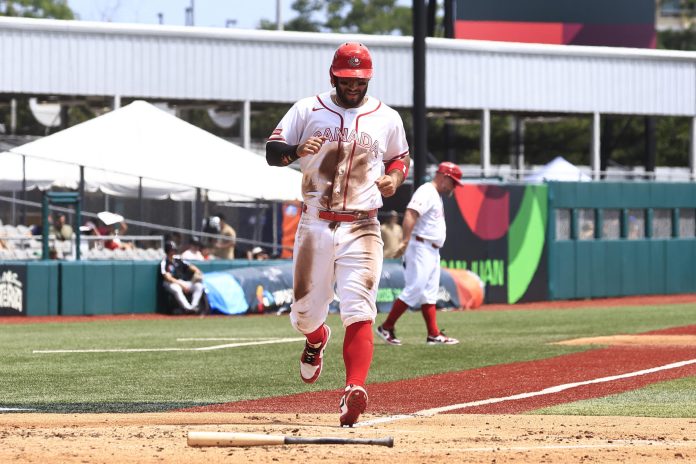 Abraham Toro, beisbolista de Canadá en el estadio Hiram Bithorn en San Juan (Puerto Rico). EFE/Thais Llorca