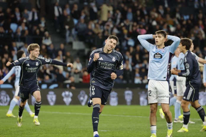 El centrocampista del Real Madrid Federico Valverde celebra su gol, segundo del equipo blanco, durante el partido de la jornada 27 de LaLiga que Celta de Vigo y Real Madrid disputan este viernes en el estadio de Balaídos, en Vigo. EFE/ Lavandeira Jr
