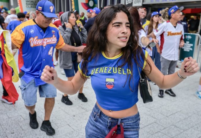 Miles de aficionados venezolanos ataviados con la bandera tricolor de su país y todo tipo de referencias a Venezuela abarrotaron el loan Depot de Miami para la final del Clásico Mundial de Béisbol ante EE.UU. EFE/EPA/CRISTOBAL HERRERA-ULASHKEVICH