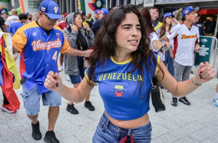 Miles de aficionados venezolanos ataviados con la bandera tricolor de su país y todo tipo de referencias a Venezuela abarrotaron el loan Depot de Miami para la final del Clásico Mundial de Béisbol ante EE.UU. EFE/EPA/CRISTOBAL HERRERA-ULASHKEVICH