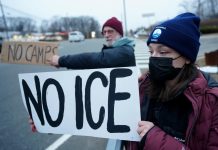 Documentos revelan el precio y el vendedor de centro de detención de ICE en el condado de Morris Ima Warren, de Budd Lake, y Jimmy Proia, de Roxbury, sostienen carteles para protestar contra las nuevas instalaciones de ICE junto a la Ruta 46 el miércoles 14 de enero de 2026 en Landing. Kevin R. Wexler, NorthJersey.com