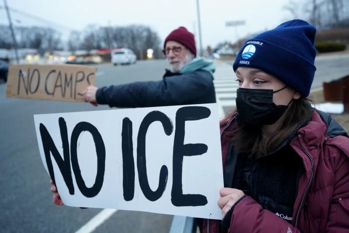 Ima Warren, de Budd Lake, y Jimmy Proia, de Roxbury, sostienen carteles para protestar contra las nuevas instalaciones de ICE junto a la Ruta 46 el miércoles 14 de enero de 2026 en Landing. Kevin R. Wexler, NorthJersey.com