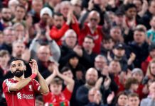 El Liverpool subirá las entradas Aficionados del Liverpool aplauden durante un partido disputado el pasado 24 de marzo. EFE/EPA/ADAM VAUGHAN