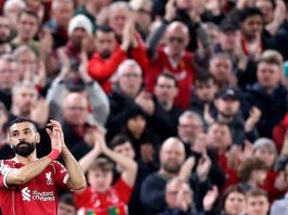 Aficionados del Liverpool aplauden durante un partido disputado el pasado 24 de marzo. EFE/EPA/ADAM VAUGHAN