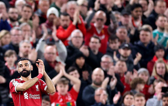 jugador Aficionados del Liverpool aplauden durante un partido disputado el pasado 24 de marzo. EFE/EPA/ADAM VAUGHAN