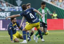 El Betis y el Espanyol con rachas sin ganar en LaLiga El delantero brasilero del Betis Antony (d) disputa un balón ante el centrocampista del Espanyol Urko González (c) durante el encuentro correspondiente a la jornada 30 de Laliga EA Sports que disputan este sábado Real Betis y RCD Espanyol en el estadio de La Cartuja, en Sevilla. EFE / Julio Muñoz