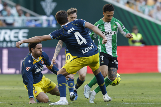 0-0. Betis y Espanyol prolongan sus rachas sin ganar El delantero brasilero del Betis Antony (d) disputa un balón ante el centrocampista del Espanyol Urko González (c) durante el encuentro correspondiente a la jornada 30 de Laliga EA Sports que disputan este sábado Real Betis y RCD Espanyol en el estadio de La Cartuja, en Sevilla. EFE / Julio Muñoz