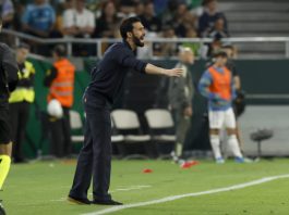 El técnico del Real Madrid, Álvaro Arbeloa, durante el encuentro correspondiente a la jornada 32 de LaLiga que disputan Real Betis y Real Madrid este viernes en el estadio de La Cartuja, en Sevilla. EFE/ Julio Muñoz.