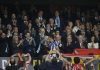 Real Sociedad conquista Copa del Rey El capitán de la Real Sociedad Mikel Oyarzabal (c) recibe el trofeo de manos de su majestad el Rey tras la final de la Copa del Rey que han disputado frente al Atlético de Madrid este sábado en el estadio de La Cartuja, en Sevilla. EFE/Julio Muñoz.