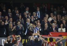 Real Sociedad conquista Copa del Rey El capitán de la Real Sociedad Mikel Oyarzabal (c) recibe el trofeo de manos de su majestad el Rey tras la final de la Copa del Rey que han disputado frente al Atlético de Madrid este sábado en el estadio de La Cartuja, en Sevilla. EFE/Julio Muñoz.