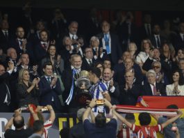 El capitán de la Real Sociedad Mikel Oyarzabal (c) recibe el trofeo de manos de su majestad el Rey tras la final de la Copa del Rey que han disputado frente al Atlético de Madrid este sábado en el estadio de La Cartuja, en Sevilla. EFE/Julio Muñoz.