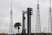 Space X piensa recaudar $75 billones de inversionistas Fotografía de archivo la nave Dragon de SpaceX en un cohete Falcon 9 Block 5 rocket con una tripulación de la NASA en la estación de cabo Canaveral, en Florisa (Estados Unidos). EFE/EPA/CRISTOBAL HERRERA-ULASHKEVICH