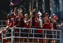 Copa Libertadores 2026 La celebración en 2025 de los jugadores de Flamengo por la conquista de la Copa Libertadores es una consigna que tiene el club rojinegro para repetir en 2026 a partir de este martes, cuando comienza la fase de grupos de la edición 67 de torneo, que repartirá una bolsa de hasta 40 millones de dólares. EFE/ André Coelho