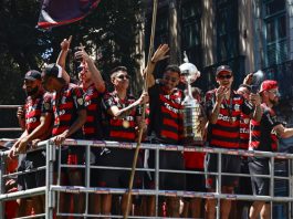 La celebración en 2025 de los jugadores de Flamengo por la conquista de la Copa Libertadores es una consigna que tiene el club rojinegro para repetir en 2026 a partir de este martes, cuando comienza la fase de grupos de la edición 67 de torneo, que repartirá una bolsa de hasta 40 millones de dólares. EFE/ André Coelho