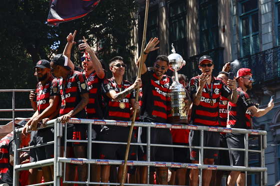 La celebración en 2025 de los jugadores de Flamengo por la conquista de la Copa Libertadores es una consigna que tiene el club rojinegro para repetir en 2026 a partir de este martes, cuando comienza la fase de grupos de la edición 67 de torneo, que repartirá una bolsa de hasta 40 millones de dólares. EFE/ André Coelho