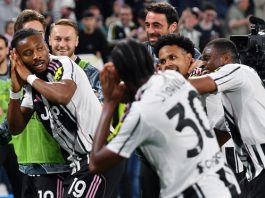 El jugador del Juventus Khephren Thuram (I) celebra con sus compañeros el 2-0 durante el partido de la Serie A que han jugado Juventus FC y Bologna FC en Turin, Italia. EFE/EPA/ALESSANDRO DI MARCO