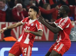 El colombiano Luis Díaz celebra con su compañero Dayot Upamecano (d) tras marcar el 3-3 ante el Real Madrid en la vuelta de cuartos de la Liga de Campeones. EFE/EPA/RONALD WITTEK