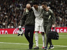 Imagen de archivo del momento en el que Militao se retira del terreno de juego del Santiago Bernabéu el día que se lesionó ante el Celta. EFE/ Sergio Pérez