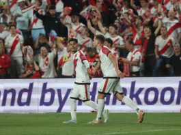 Los jugadores del Rayo celebran el 1-0. EFE/Kiko Huesca