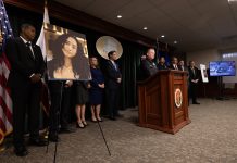 D4vd el rapero acusado de asesinato El jefe de policía de Los Ángeles, Jim McDonnell (C), habla junto al fiscal del distrito de Los Ángeles, Nathan Hochman, en una conferencia de prensa en la que se anuncian los cargos contra el cantante David Anthony Burke (D4vd) en el Centro de Justicia Penal Clara Shortridge Foltz de Los Ángeles, California (EE. UU.). EFE/Ted Soqui