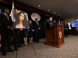 El jefe de policía de Los Ángeles, Jim McDonnell (C), habla junto al fiscal del distrito de Los Ángeles, Nathan Hochman, en una conferencia de prensa en la que se anuncian los cargos contra el cantante David Anthony Burke (D4vd) en el Centro de Justicia Penal Clara Shortridge Foltz de Los Ángeles, California (EE. UU.). EFE/Ted Soqui