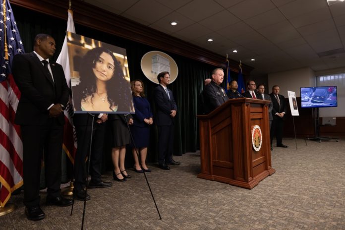 El jefe de policía de Los Ángeles, Jim McDonnell (C), habla junto al fiscal del distrito de Los Ángeles, Nathan Hochman, en una conferencia de prensa en la que se anuncian los cargos contra el cantante David Anthony Burke (D4vd) en el Centro de Justicia Penal Clara Shortridge Foltz de Los Ángeles, California (EE. UU.). EFE/Ted Soqui