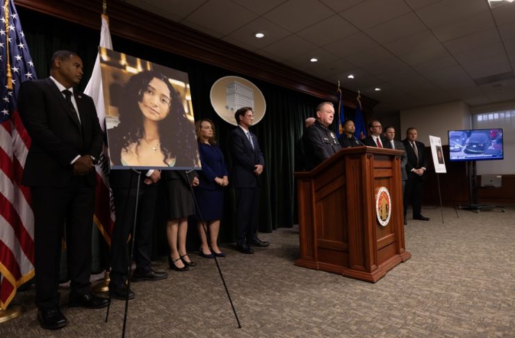 El jefe de policía de Los Ángeles, Jim McDonnell (C), habla junto al fiscal del distrito de Los Ángeles, Nathan Hochman, en una conferencia de prensa en la que se anuncian los cargos contra el cantante David Anthony Burke (D4vd) en el Centro de Justicia Penal Clara Shortridge Foltz de Los Ángeles, California (EE. UU.). EFE/Ted Soqui