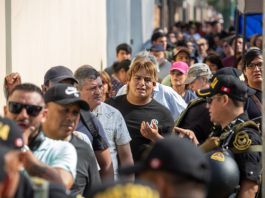 Personas esperan a las afueras del colegio Libertador San Martín para poder votar este domingo, en Lima (Perú). EFE/ Renato Pajuelo