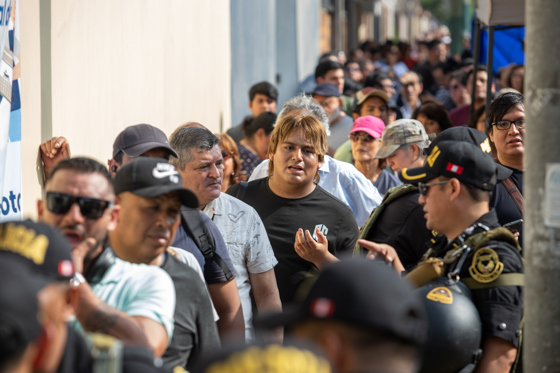 Perú vota para escoger entre 35 candidatos a su noveno presidente en diez años Personas esperan a las afueras del colegio Libertador San Martín para poder votar este domingo, en Lima (Perú). EFE/ Renato Pajuelo