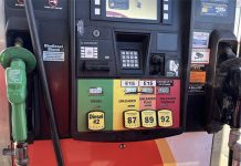 Los precios de la gasolina se disparan un 21% mientras las cifras oficiales de inflación reflejan la guerra de Trump contra Irán Una bomba de gasolina en Indianápolis muestra precios por encima de $4 por galón el martes 7 de abril de 2026. (Foto de Niki Kelly/Indiana Capital Chronicle)