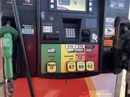 Una bomba de gasolina en Indianápolis muestra precios por encima de $4 por galón el martes 7 de abril de 2026. (Foto de Niki Kelly/Indiana Capital Chronicle)