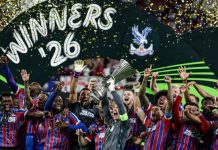 Mateta hace claudicar a Rayo Los jugadores del Crystal Palace levantan el trofeo tras la final de la Liga Conferencia que han jugado Crystal Palace y Rayo Vallecano, en Leipzig, Alemania. EFE/EPA/FILIP SINGER
