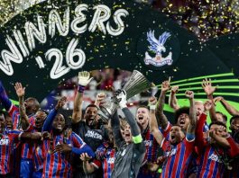 Los jugadores del Crystal Palace levantan el trofeo tras la final de la Liga Conferencia que han jugado Crystal Palace y Rayo Vallecano, en Leipzig, Alemania. EFE/EPA/FILIP SINGER