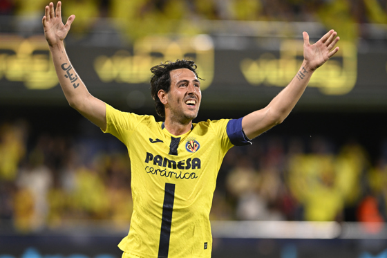 5-1.- El Villarreal aplasta al Atlético de Madrid y se queda con la tercera plaza El centrocampista del Villarreal Dani Parejo celebra tras marcar el 1-0, durante el partido de la jornada 38 de LaLiga EA Sports entre el Villarreal y el Atlético de Madrid disputado este domingo en el estadio de la Cerámica. EFE/Andreu Esteban