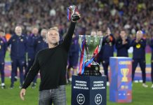 FC Barcelona “Nunca olvidaré esto” Hans Flick El técnico alemán del FC Barcelona, Hansi Flick, celebra el título de Liga a la finalización del encuentro correspondiente a la jornada 35 de LaLiga que FC Barcelona y Real Madrid han disputado este domingo en el Camp Nou, en Barcelona. EFE/Enric Fontcuberta.