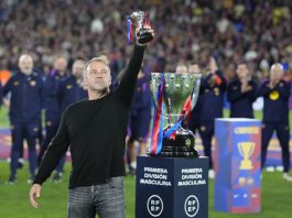 El técnico alemán del FC Barcelona, Hansi Flick, celebra el título de Liga a la finalización del encuentro correspondiente a la jornada 35 de LaLiga que FC Barcelona y Real Madrid han disputado este domingo en el Camp Nou, en Barcelona. EFE/Enric Fontcuberta.