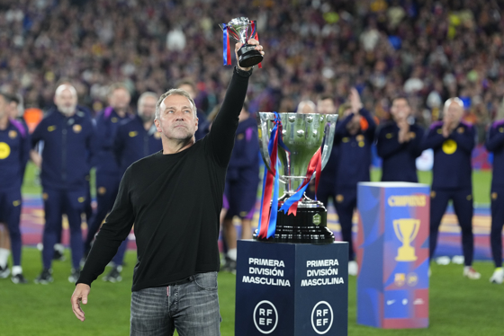 El técnico alemán del FC Barcelona, Hansi Flick, celebra el título de Liga a la finalización del encuentro correspondiente a la jornada 35 de LaLiga que FC Barcelona y Real Madrid han disputado este domingo en el Camp Nou, en Barcelona. EFE/Enric Fontcuberta.