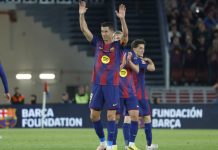 Robert Lewandoski último juego. El delantero del Barcelona Robert Lewandowski saluda a los aficionados al ser sustituido, durante el partido de la jornada 37 de LaLiga que FC Barcelona y Real Betis disputan este domingo en el Camp Nou. EFE/Marta Pérez