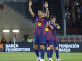Robert Lewandoski último juego. El delantero del Barcelona Robert Lewandowski saluda a los aficionados al ser sustituido, durante el partido de la jornada 37 de LaLiga que FC Barcelona y Real Betis disputan este domingo en el Camp Nou. EFE/Marta Pérez